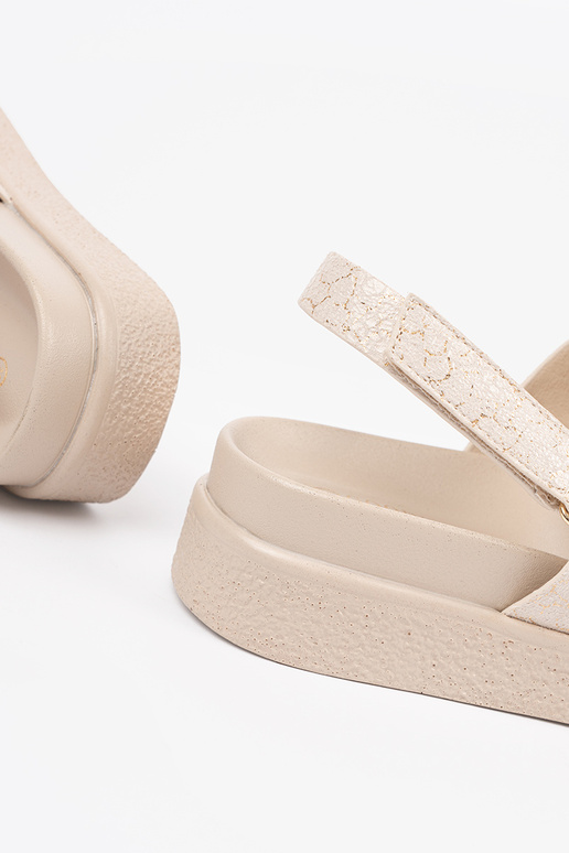 Klasiskā modeļa sandales ar platformu...