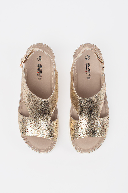 Zelta krāsas sandales uz platformas Zelta krāsas sandales uz platformas