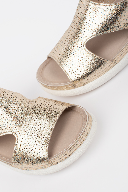 Zelta krāsas sandales uz platformas Zelta krāsas sandales uz platformas