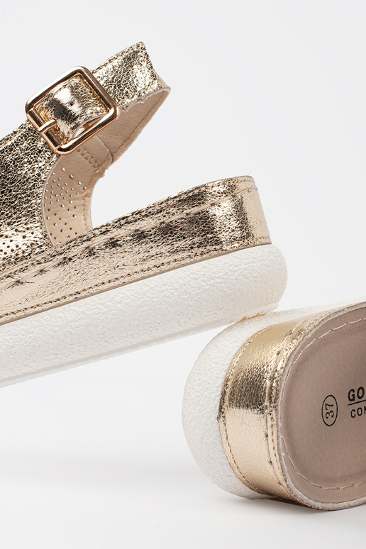 Zelta krāsas sandales uz platformas Zelta krāsas sandales uz platformas