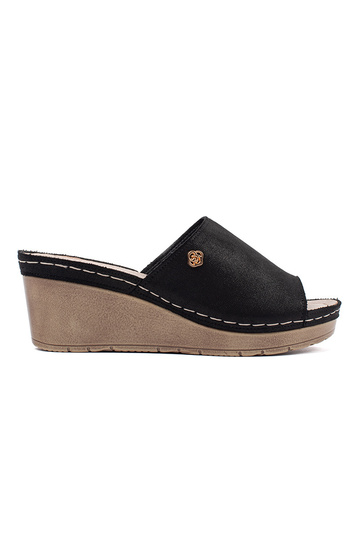 Melni čības sievietēm uz pleca