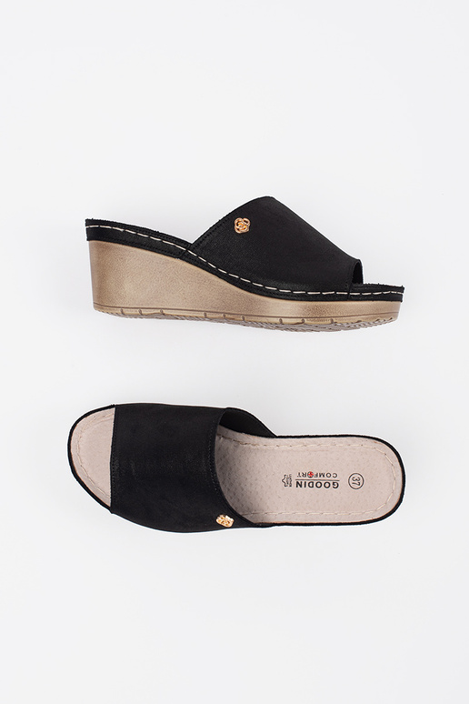 Melni čības sievietēm uz pleca