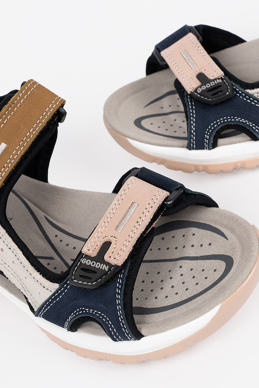 Dažādu krāsu sporta sandales