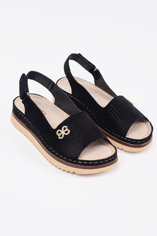 Mīkstas sandales ar caurumiem melnā... Mīkstas sandales ar caurumiem melnā...