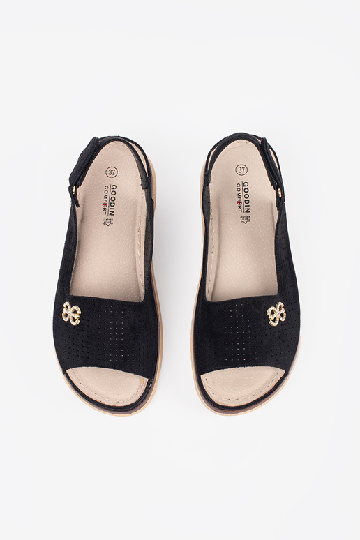 Mīkstas sandales ar caurumiem melnā... Mīkstas sandales ar caurumiem melnā...