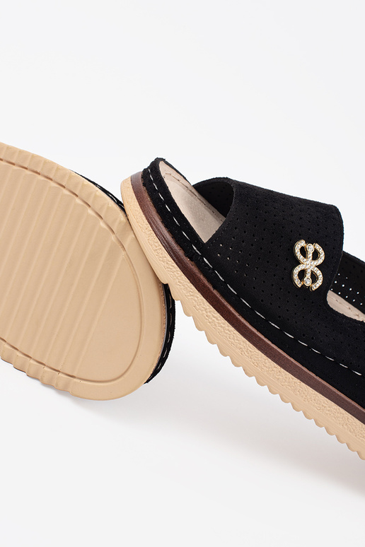 Mīkstas sandales ar caurumiem melnā... Mīkstas sandales ar caurumiem melnā...