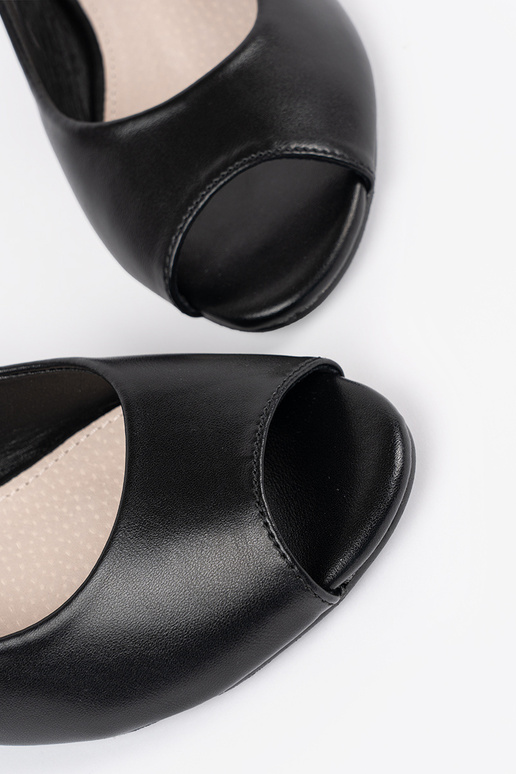 Melno krāsas eleganti sandales uz...