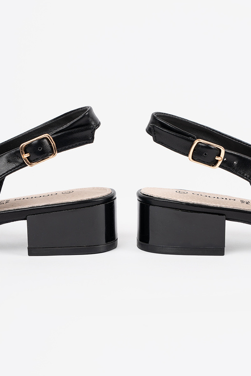 Melno krāsas eleganti sandales uz...