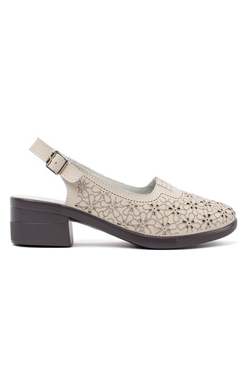 Smilšu krāsas sandales uz...