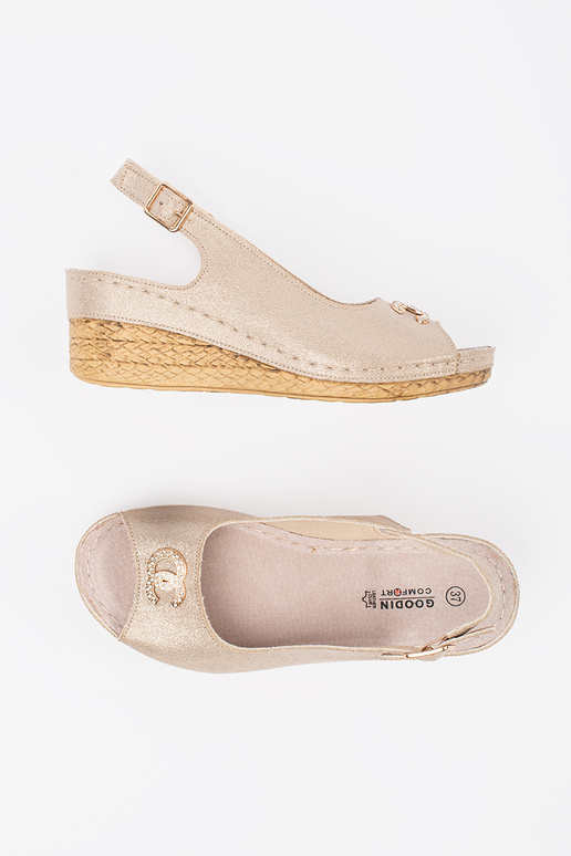 Dramblatkaulu krāsas sandales uz... Dramblatkaulu krāsas sandales uz...