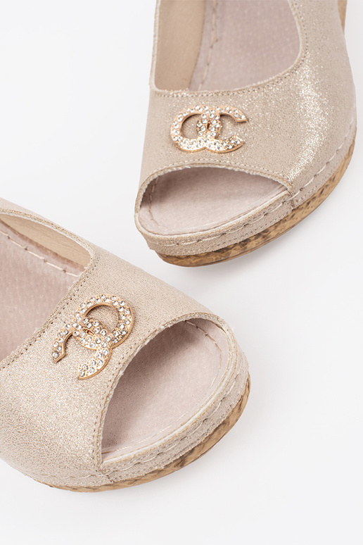 Dramblatkaulu krāsas sandales uz... Dramblatkaulu krāsas sandales uz...