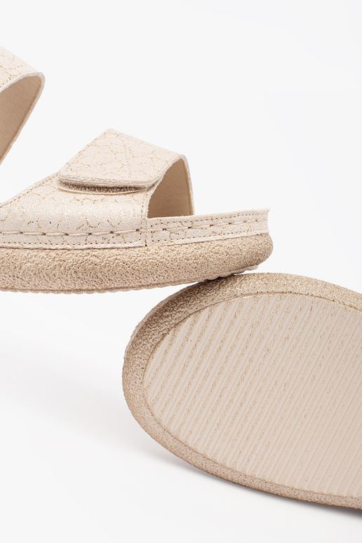 Dramblatkaulu krāsas sandales...