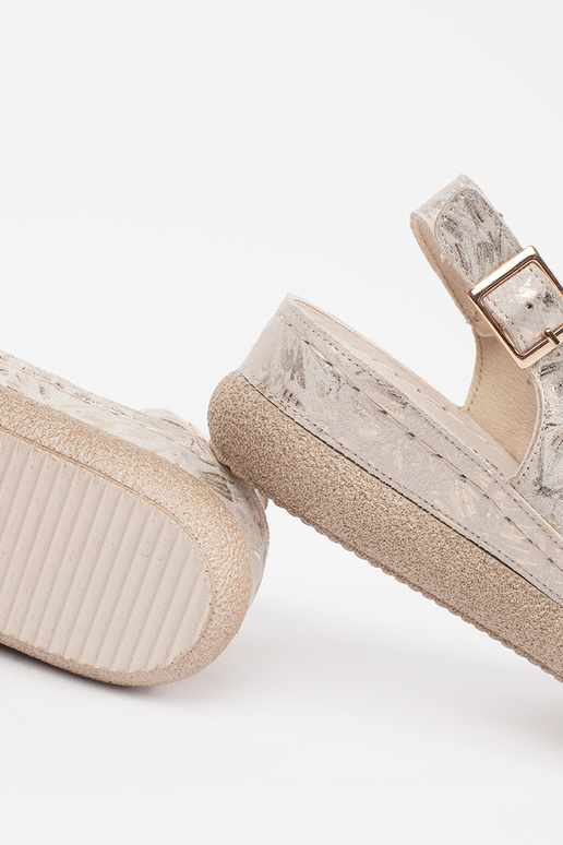 ziloņa kaula krāsas plakanas sandales...