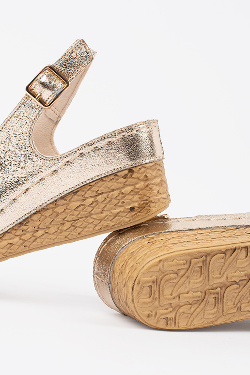 Zelta krāsas sandales uz zema pleisa