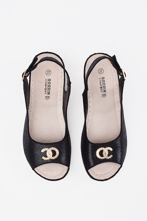 Melnu krāsas sandales uz pleisa ar... Melnu krāsas sandales uz pleisa ar...