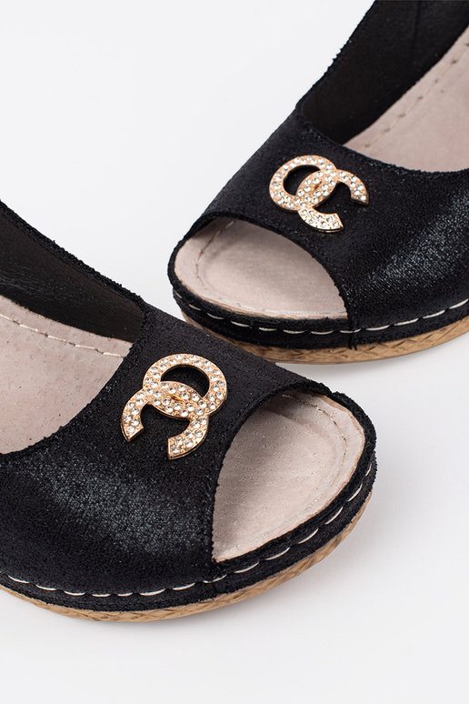 Melnu krāsas sandales uz pleisa ar... Melnu krāsas sandales uz pleisa ar...