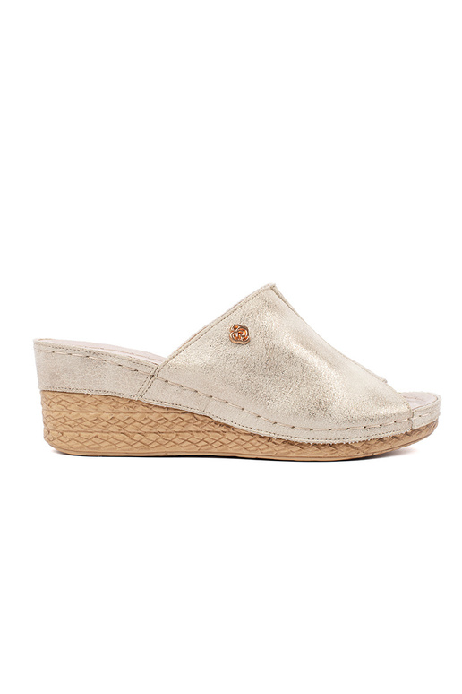 Zelta krāsas šlepes uz pleisa sievietēm