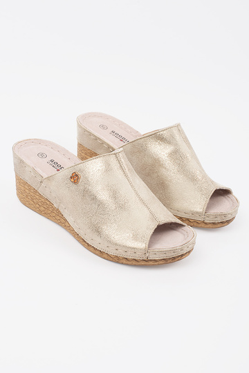 Zelta krāsas šlepes uz... 2