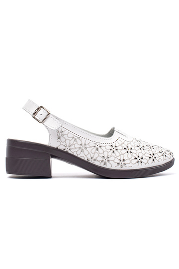 Baltu krāsas sandales uz...