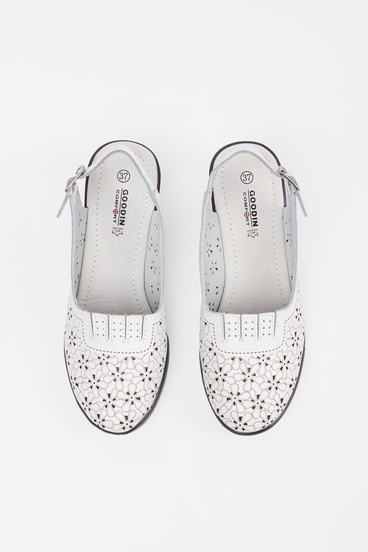 Baltu krāsas sandales uz zema papēža Baltu krāsas sandales uz zema papēža