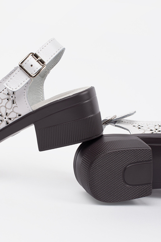 Baltu krāsas sandales uz zema papēža Baltu krāsas sandales uz zema papēža