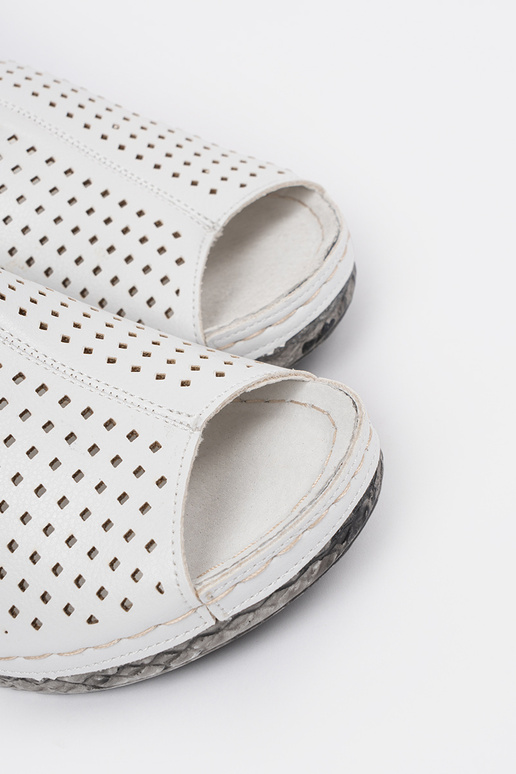 Baltas caurspīdīgas sandales