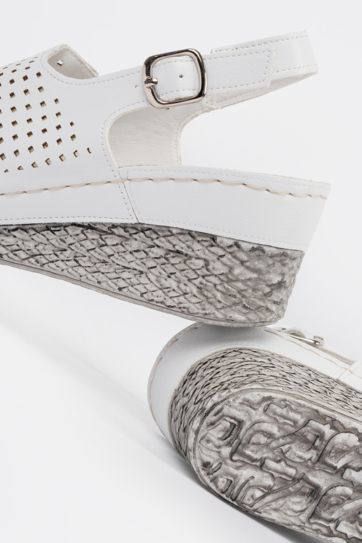 Baltas caurspīdīgas sandales