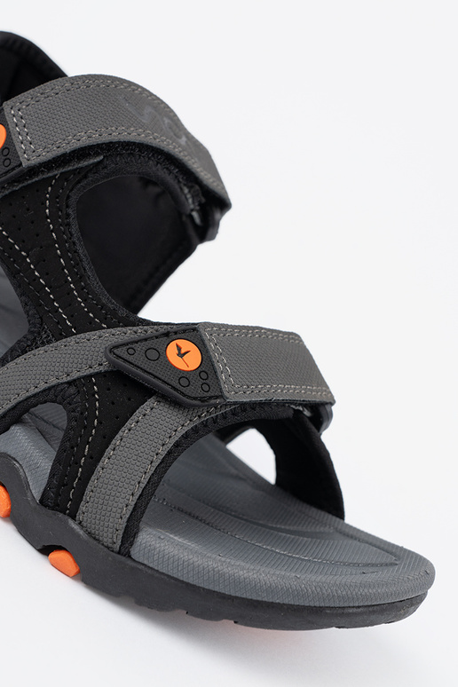 Pelēki sporta apavi