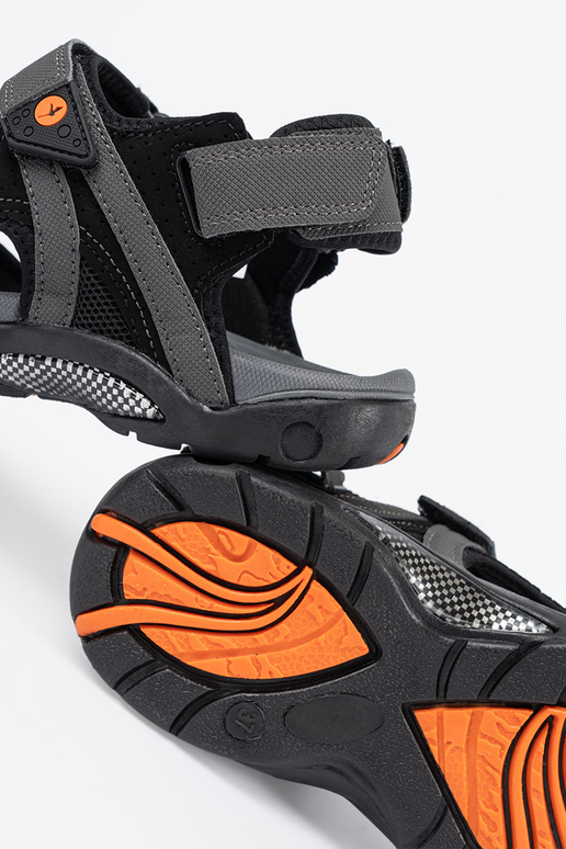 Pelēki sporta apavi