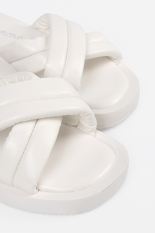 Sieviešu čības ar platformu baltā krāsā