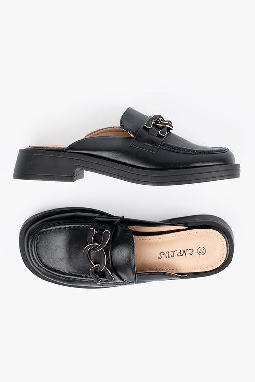 Melni plakanie apavi no mākslīgās...