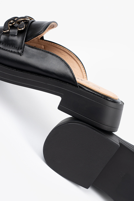 Melni plakanie apavi no mākslīgās...