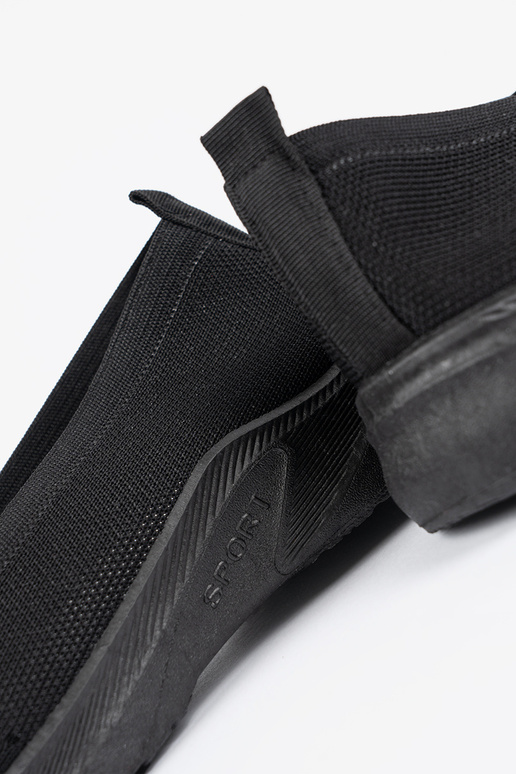 Melnu krāsu sporta apavi iestiprināšanai