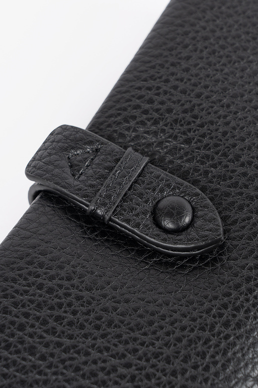 Melns sieviešu maciņš ar nodalījumiem