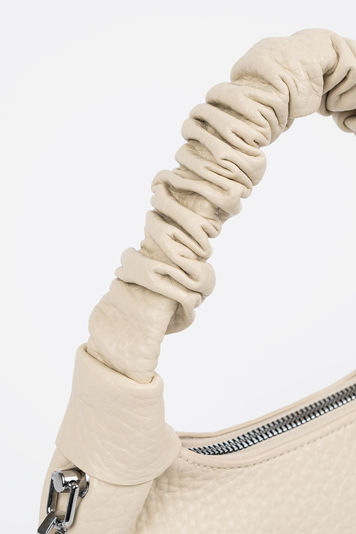 Zila soma ar dekoratīvu šalli