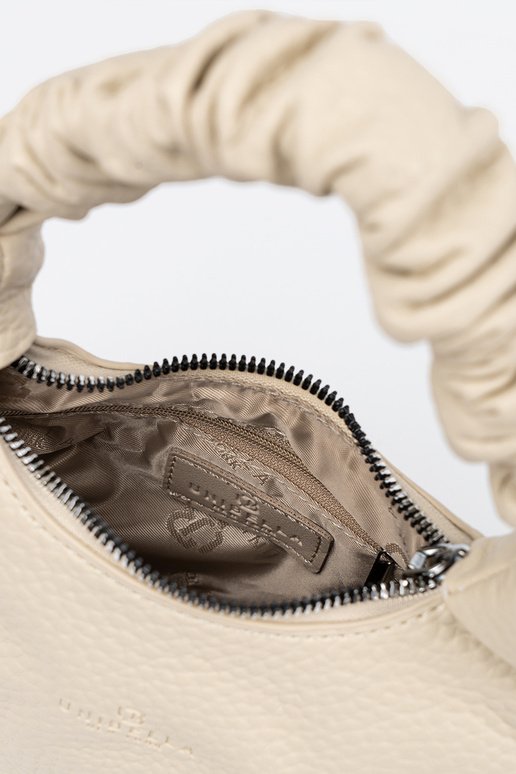 Zila soma ar dekoratīvu šalli