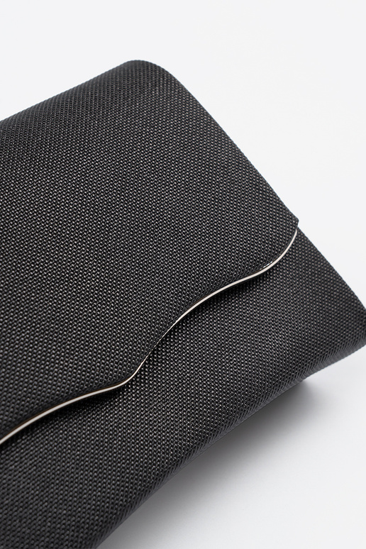 Melna soma ar ķēdi