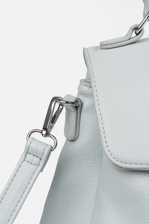 Zila soma ar rokturi