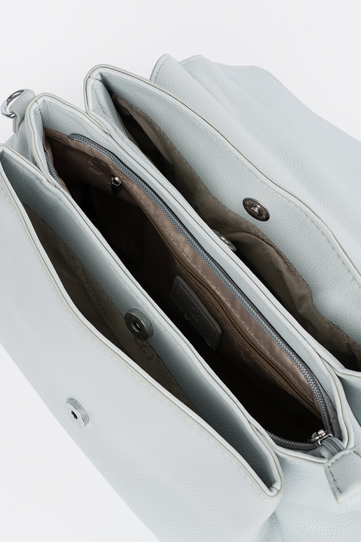 Zila soma ar rokturi