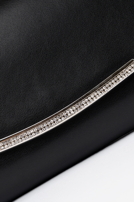 Melna soma ar ķēdi