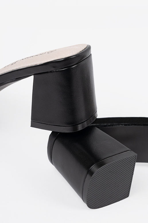 Sieviešu melni-baltie čības uz papēža...