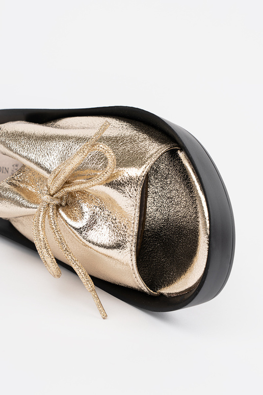 Zelta krāsas sieviešu sandalīši uz... Zelta krāsas sieviešu sandalīši uz...