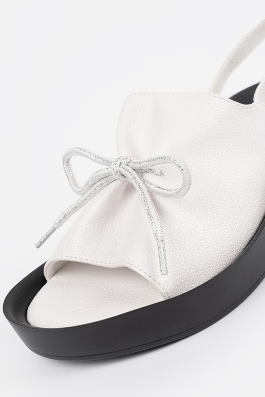 Balti sieviešu sandalīši uz... Balti sieviešu sandalīši uz...