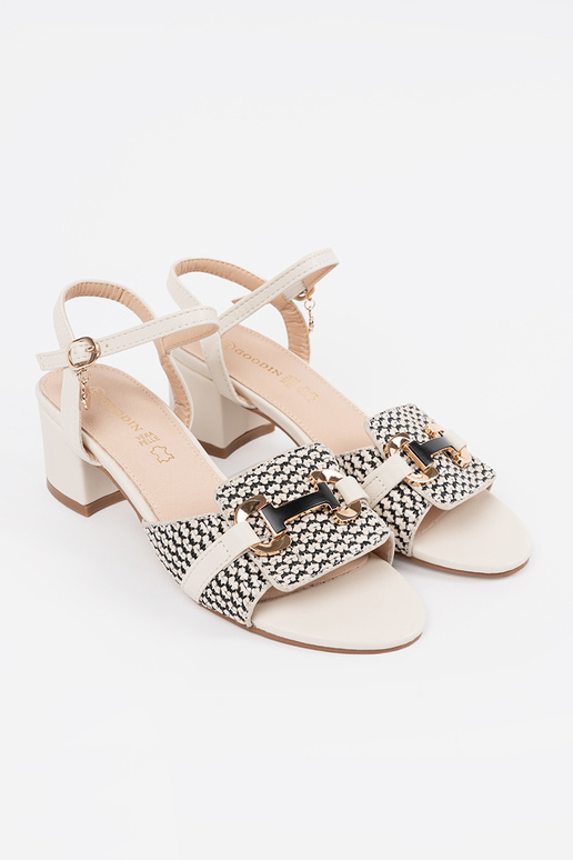 Sieviešu baltas sandales uz vidēja...