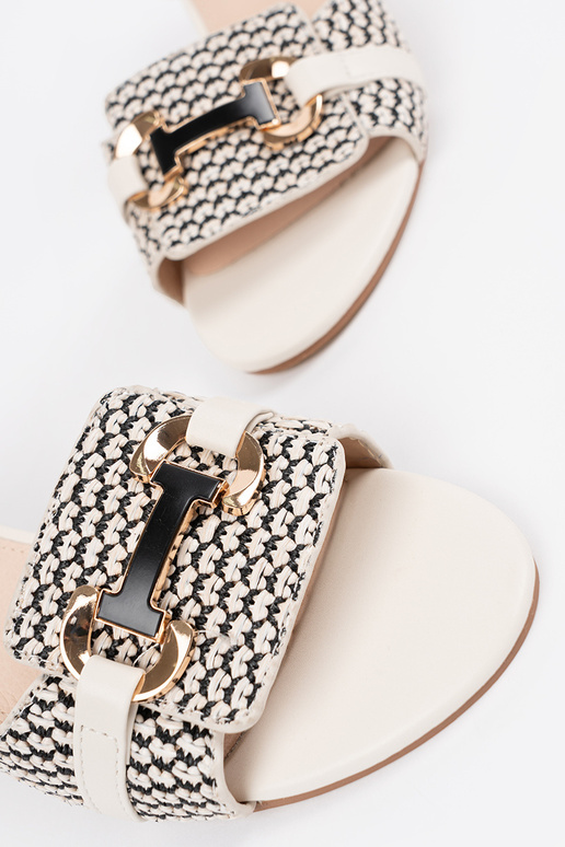 Sieviešu baltas sandales uz vidēja...