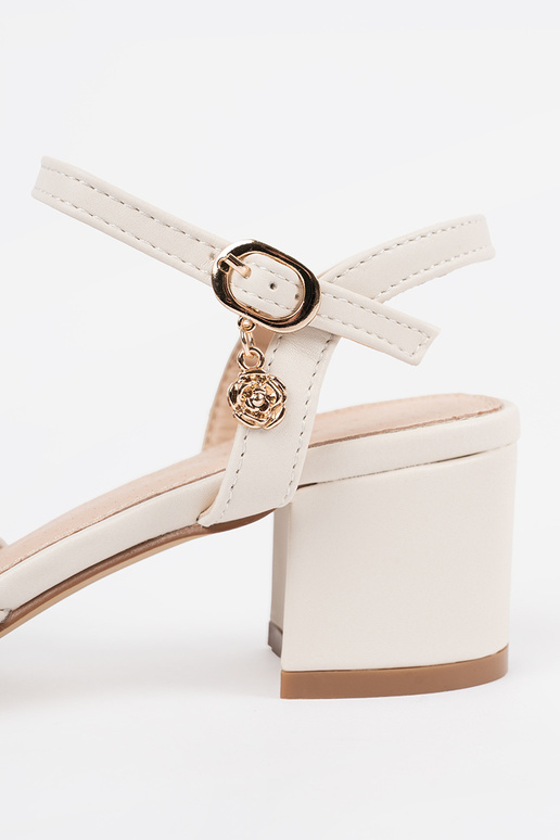 Sieviešu baltas sandales uz vidēja...