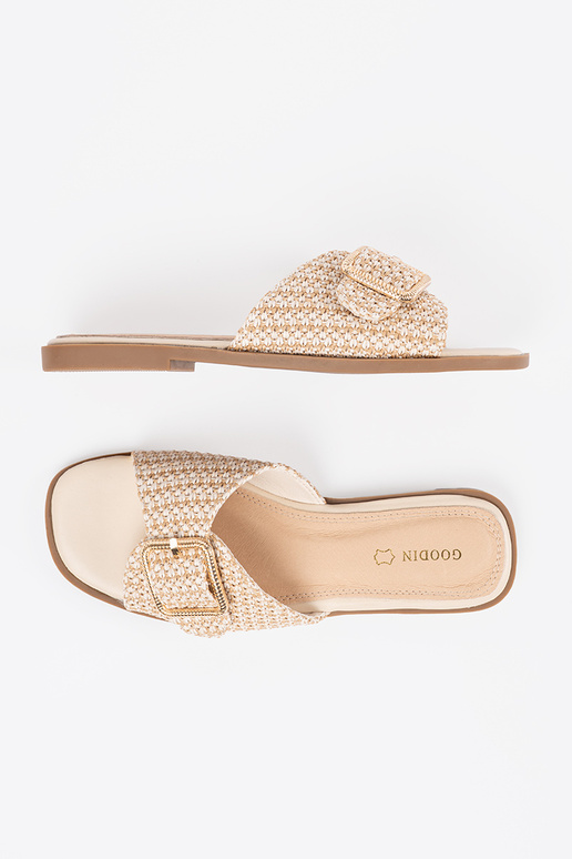 Smilšu krāsas čības ar sprādzēm Smilšu krāsas čības ar sprādzēm