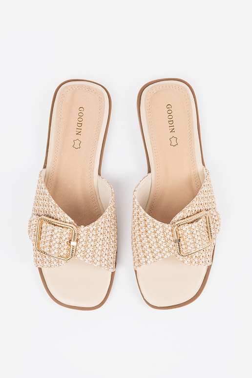 Smilšu krāsas čības ar sprādzēm Smilšu krāsas čības ar sprādzēm