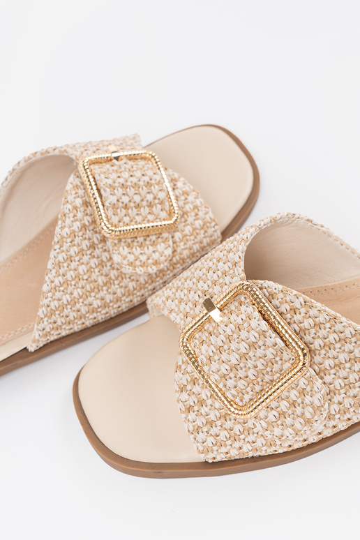 Smilšu krāsas čības ar sprādzēm Smilšu krāsas čības ar sprādzēm