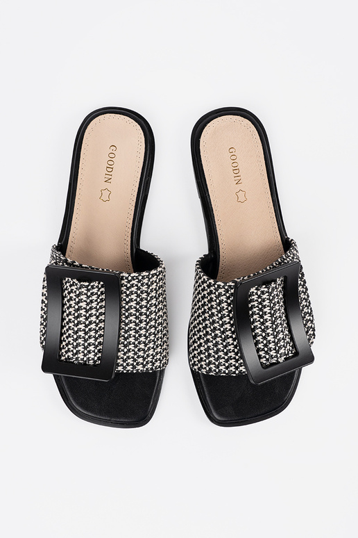 Melni balti plakani iešļūcenes Melni balti plakani iešļūcenes